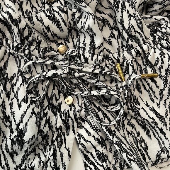 Thalia and Sodi rayon blouse.  Size Medium. 3/4 length sleeve that rolls up. - Picture 8 of 9